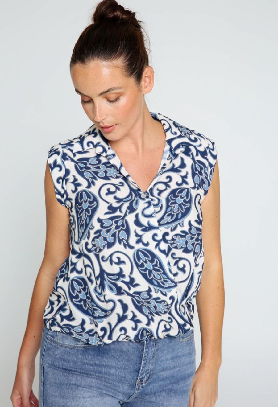 Kleding Cassis | Blouse In Viscose Met Arabeskmotief En Knopen Blauw