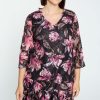 Kleding Cassis | Korte, Rechte Jurk Met Bloemenprint, Volants En Kantwerk Roze