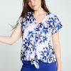 Kleding Cassis | Kort, Gebloemd T-Shirt Met Knoop En Gefestonneerde Kraag Blauw