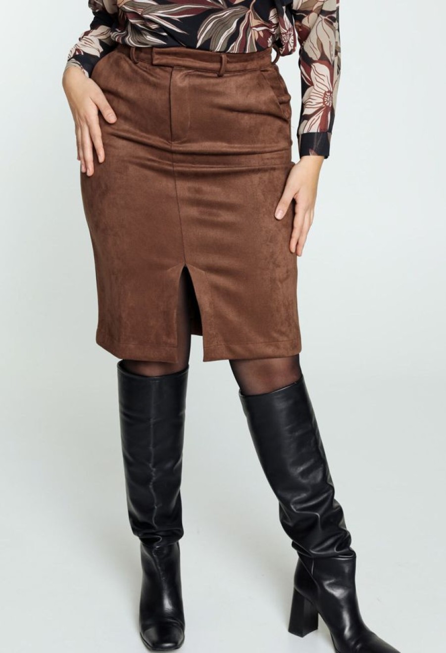 Kleding Cassis | Korte, Effen Rok Met Suede Effect En Split Bruin