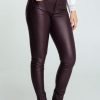 Kleding Cassis | Gladde, Gecoate Slim Broek Met 5 Zakken En Zwarte Riem Bordeaux